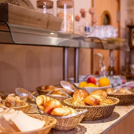 Au Patio Morand Hotel 3*