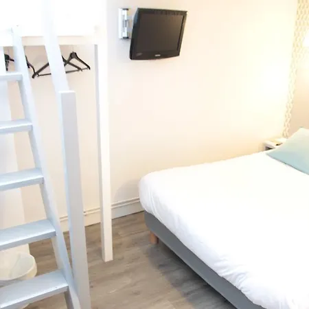 Au Patio Morand מלון 3*